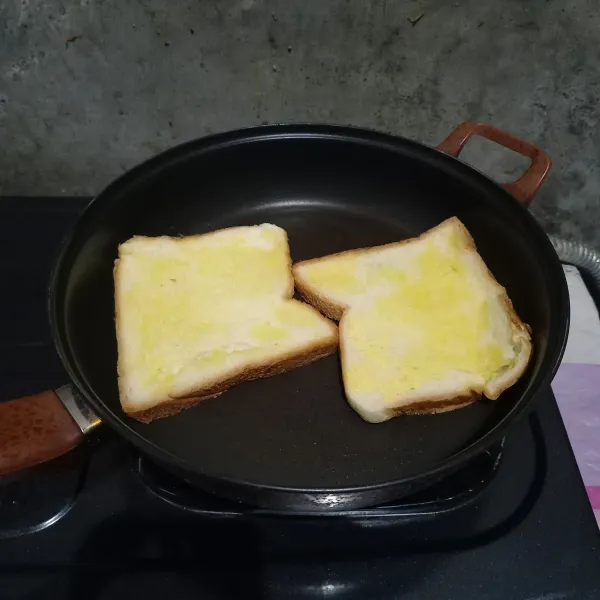 Olesi ke dua sisi roti tawar dengan margarin. Kemudian panggang sampai kedua sisi kecoklatan.