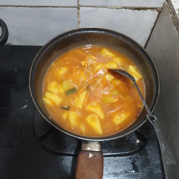 Tambahkan saus tomat dan sambal. Beri gula, minyak wijen dan garam. Tuang air lalu masak hingga sedikit kental.