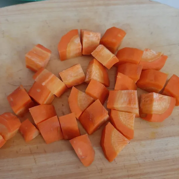 Potong-potong juga wortel. Cuci bersih.