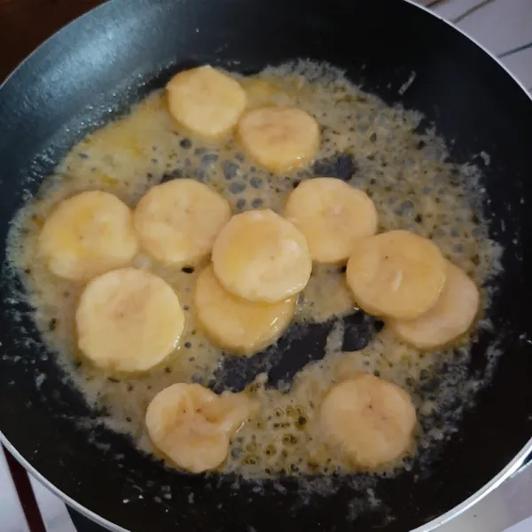 Masak semua bahan vla pisang dengan api kecil hingga mengental. Sisihkan.