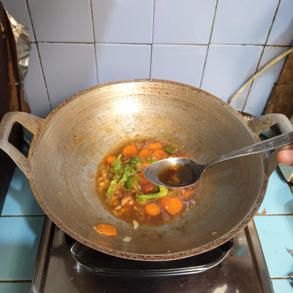 Masukkan brokoli dan minyak wijen, masak sayur hingga setengah matang.