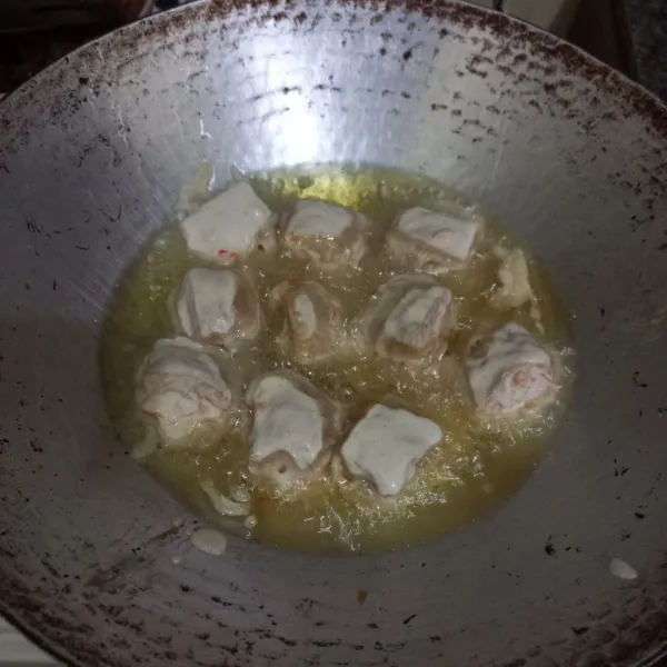 Goreng tahu hingga matang.