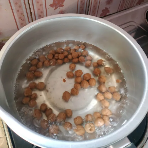 Rebus air hingga mendidih, setelah mendidih masukkan adonan boba rebus sampai mengapung.