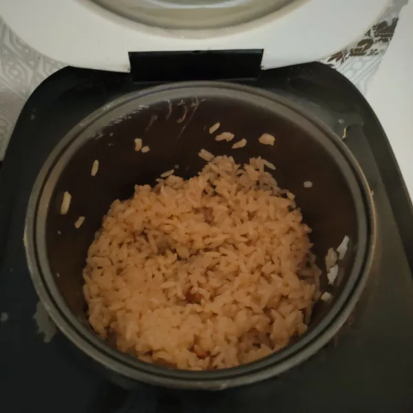 Masak nasi hingga matang.