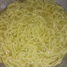 Untuk mie kuning basah, rendam mie kuning menggunakan air panas mendidih, lalu tiriskan. Untuk bihun, rendam bihun dengan air matang hingga lemas, tiriskan.
