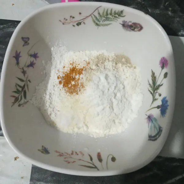 Campurkan tepung terigu, tepung beras, garam, lada bubuk, kaldu bubuk, kunyit bubuk, dan bawang putih bubuk.