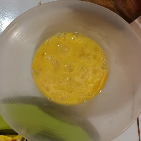 Siapkan bahan lalu kocok lepas telur.