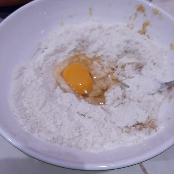 Masukkan tepung terigu, gula, garam, vanili, susu bubuk dan telur.