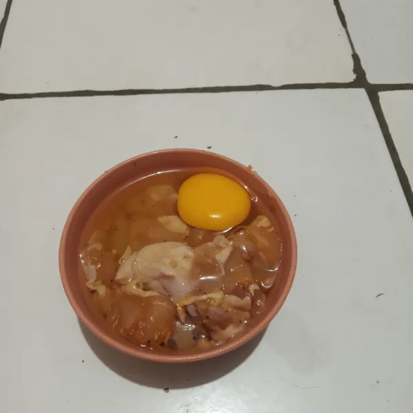 Potong dadu ayam. Campurkan dengan bawang putih halus, merica, garam dan telur. Diamkan selama 20 menit.