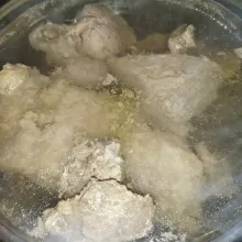 Siapkan daging sapi (tanpa dicuci/dibilas) lalu masak aor secukupnya hingga mendidih, lalu masukkan daging sapi, rebus selama 15 menit. Lalu angjat kemudian bilas daging sapinya.