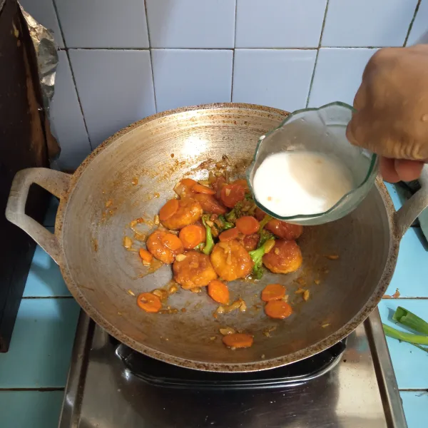 Masukkan tofu goreng, aduk rata, lalu tuang larutan maizena, masak hingga matang, dan mengental.