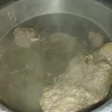 Lalu masak 3 liter air hingga mendidih, lalu masukkan daging sapi, lalu tutup pancinya  jika sudah mendidih, kecilkan apinya, rebus sekitar 30 menit, tanpa buka tutup panci.