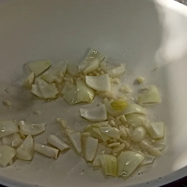 Tumis bawang putih bombay.