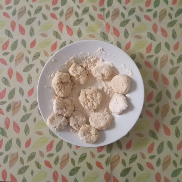 Potong tofu setebal 1 cm, lalu baluri dengan tepung serbaguna.