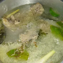 Setelah daging sapi direbus selama 30 menit, masukkan bumbu yang tadi sudah ditumis, garam, dan lada bubuk aduk rata, lalu cicipi, masak hingga daging sapi empuk.