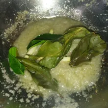 Siapkan bawang putih, bawang merah, dan jahe, lalu haluskan, kemudian tumis bumbu hingga harum, tambahkan daun salam, daun jeruk dan serai, aduk rata, masak hingga bumbu matang.