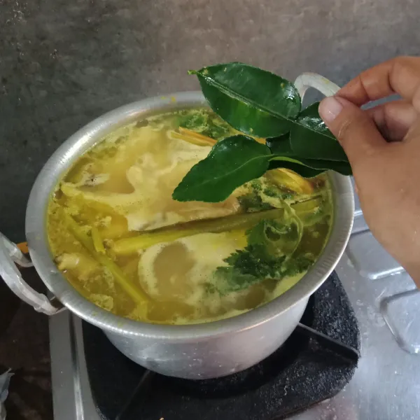 tambahkan daun jeruk, daun bawang prei.