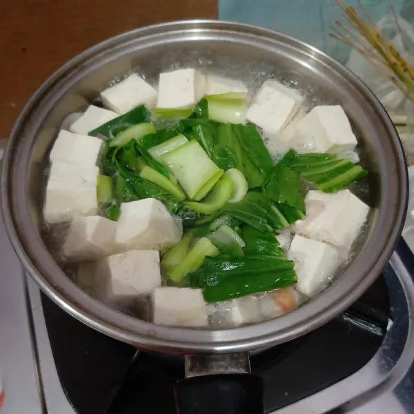 Masukkan pokcoy. Tunggu hingga bonggol pokcoy empuk. Matikan api. Tambahkan taburan bawang goreng.