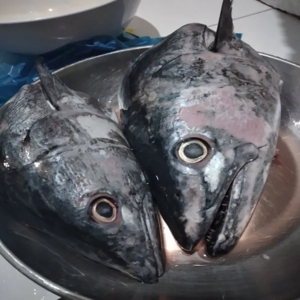 Cuci bersih kepala ikan, baluri dengan air jeruk nipis diamkan 30 menit.