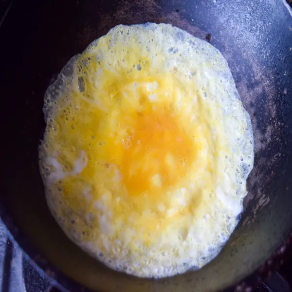 Panaskan wajan lalu masak telur dadar dan gulung.
