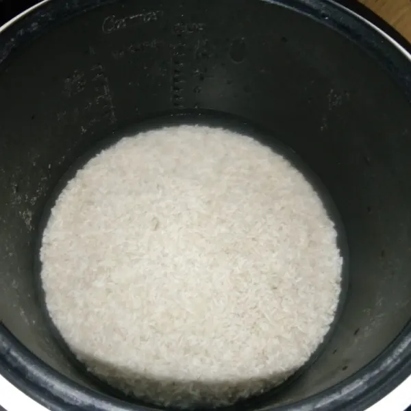 Siapkan bahan yang diperlukan. Lalu cuci bersih beras.