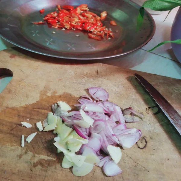 Iris bawang merah, bawang putih dan cabe, sisihkan.