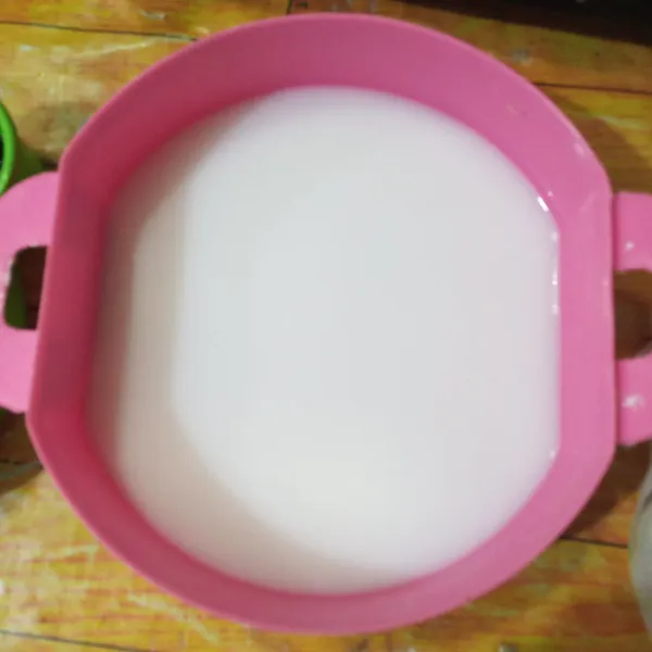Rebus susu cair kemudian dinginkan dalam kulkas.