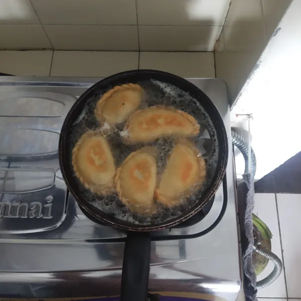 Masukkan pastel dan masak menggunakan api sedang lalu sajikan.