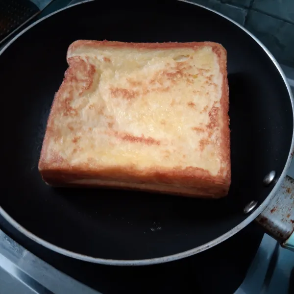 Panggang roti di setiap sisi sampai matang. Masak bahan lava jadi satu sampai mengental, siram lava di atas roti lalu sajikan.