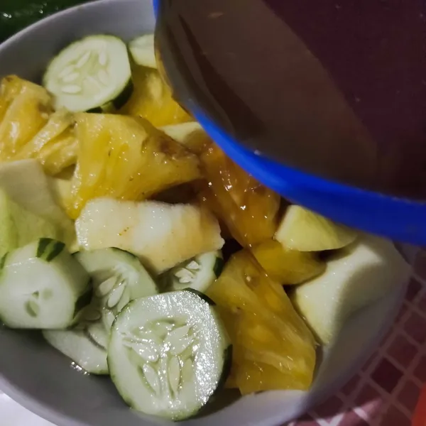 Siapkan mangkok, susun semua buah-buah lalu siram dengan kuah asinannya aduk rata.