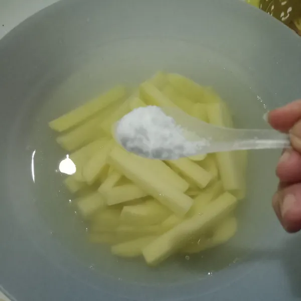 Rendam kentang dengan air garam, kaldu bubuk, bawang putih bubuk rendam selama 30 menit.