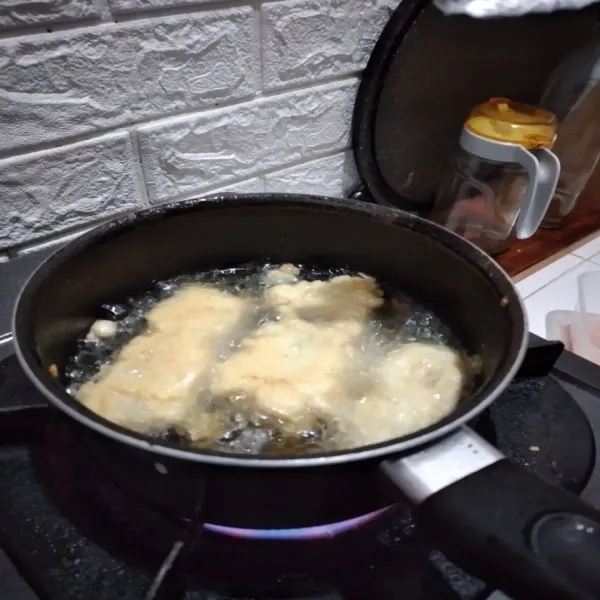 Panaskan minyak dan goreng ikan dori tepung dengan api sedang.