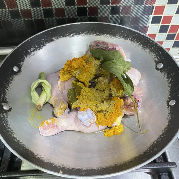 Masukkan ayam yang sudah dicuci bersih kedalam panci, masukkan juga bumbu halus yang sudah diblender, daun salam, daun jeruk dan serai.