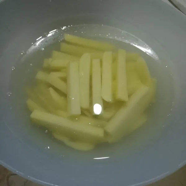 Cuci kentang hingga bersih