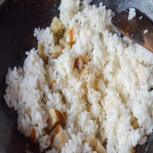 Masukkan nasi, garam, lada bubuk, kaldu bubuk dan kecap. Aduk rata dan cicipi rasanya.