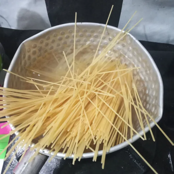 Rebus spaghetti selama 5 menit, kemudian tiriskan.