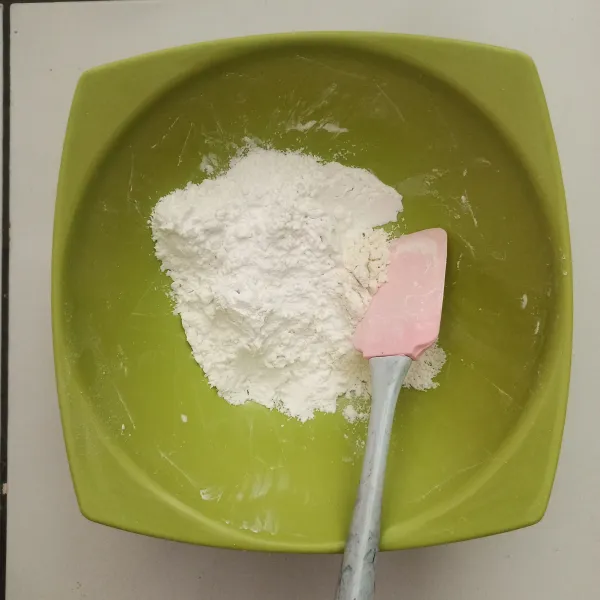 Masukkan tepung tapioka dan tepung terigu.