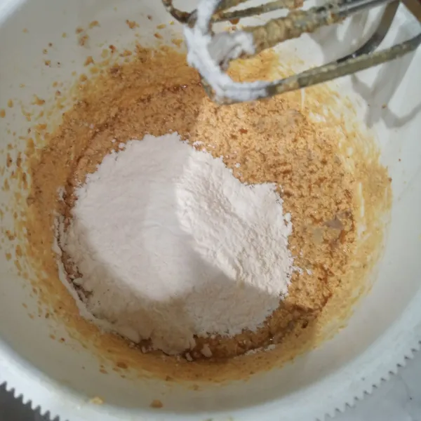 Masukkan tepung terigu, garam dan baking powder. Aduk dengan spatula asal rata.
