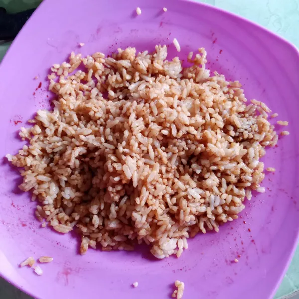 Siapkan nasi dingin, campur dengan kecap, aduk rata.