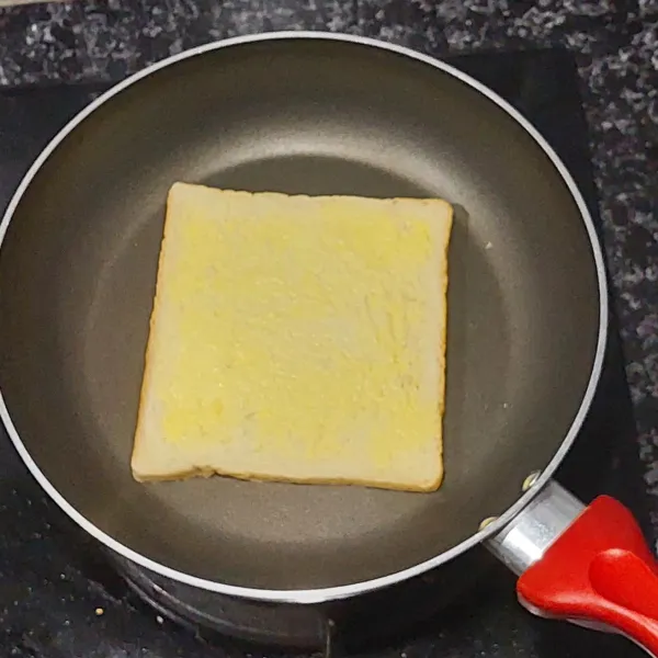 Panggang roti menggunakan teflon, hingga matang dikedua sisi.