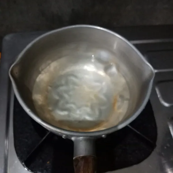Rebus air dalam panci.