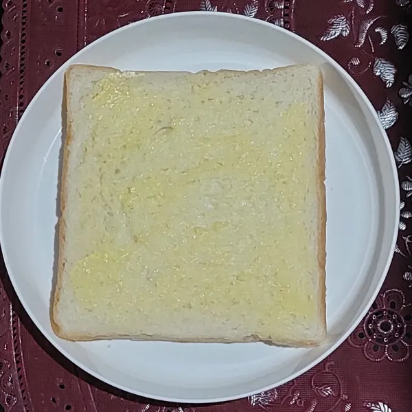 Oles roti tawar dengan margarin, hingga rata dikedua sisi.
