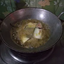 Panaskan minyak goreng ikan hingga matang angkat tiriskan.