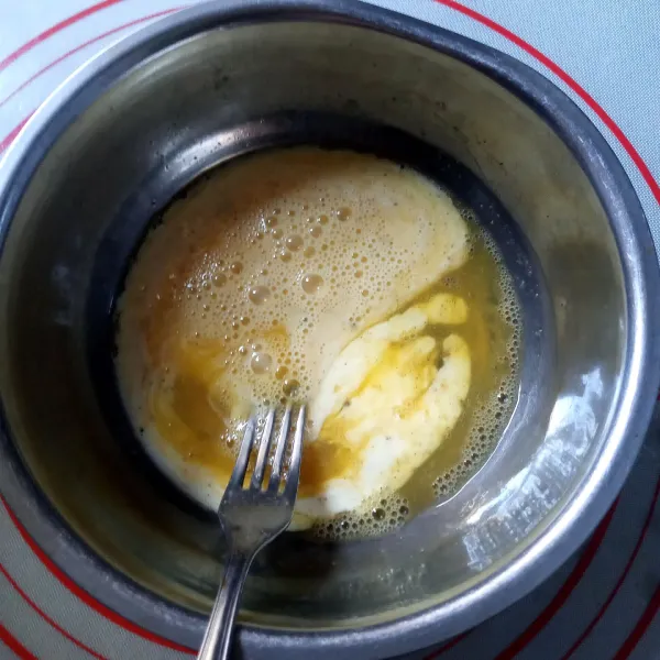Buat adonan cair, kocok telur bersama garam dan lada. Tuang susu fullcream, aduk rata. Saring.