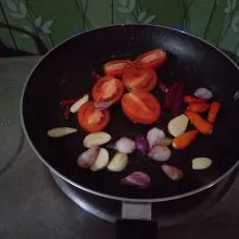 Siapkan bumbu sambal kemudian goreng hingga matang.