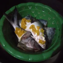 Haluskan bumbu kemudian marinasi ikan selama 5 menit.