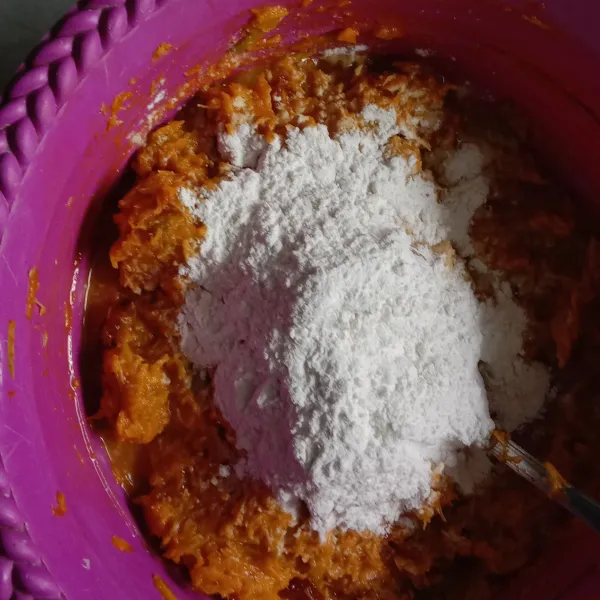 Tambahkan tepung beras sedikit demi sedikit sampai didapat kekentalan adonan yang sedang.