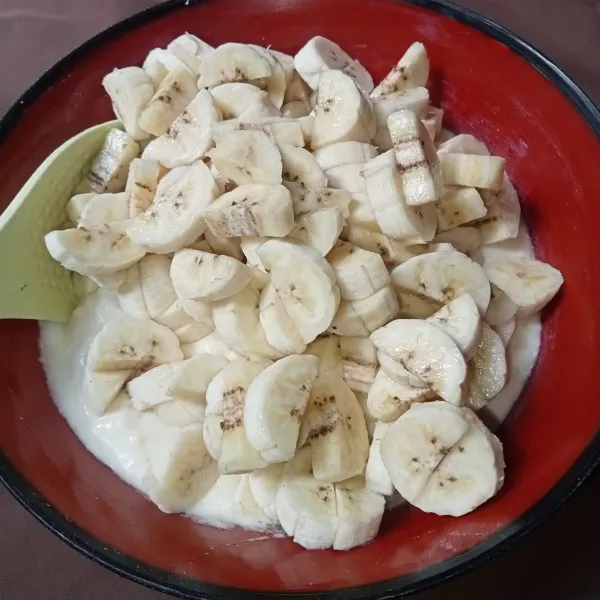 Lalu masukkan potongan pisang dan aduk rata.