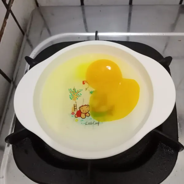Siapkan telur di wadah, lalu kocok lepas.