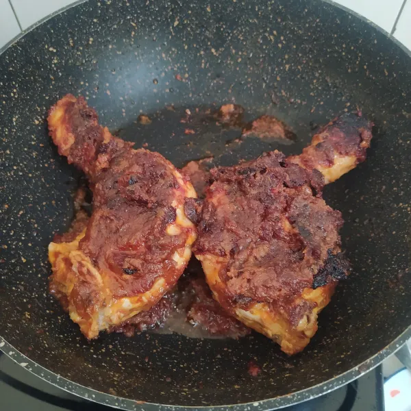 Bolak balik ayam hingga ke dua sisi nya matang dan bumbu menempel di ayam dan kecoklatan. Angkat lalu sajikan bersama lalapan dan sambat terasi segar